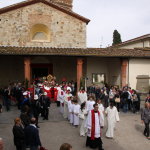 La processione esce dalla Pieve