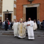 Il vescovo esce dopo la Messa
